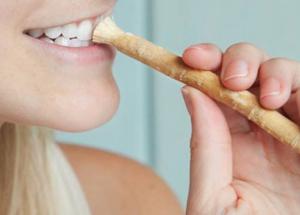 10 Benefits of Chewing Miswak