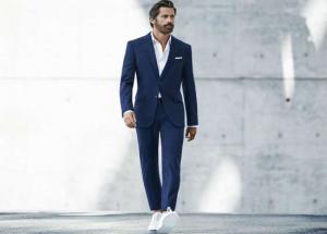 Fashion Tip- Perfect Way To Carry Navy Suit