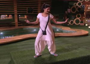 #BB11 VIDEO - Sapna Shows Her Desi Moves in House