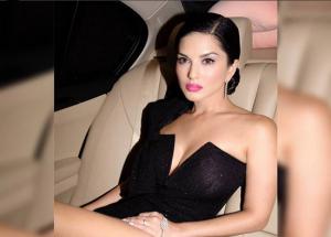 PICS Sunny Leone in Black Gown Turned Everyone's Head up