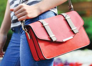 5 Clever Tips To Keep Your Purse Organized