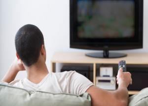 Men beware! Watching TV for 5 or more hrs daily cuts sperm count by 35% #STUDY