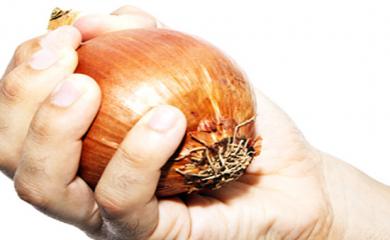 Remove Onion Smell From Hands With These Easy Tips