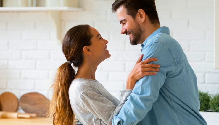 signs he loves you,how to know if he loves you,signs a guy loves you,does he love me,signs of love,love behavior,relationship signs,genuine love signs,signs he’s in love with you,romantic gestures