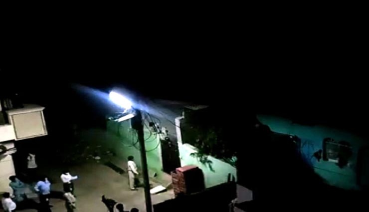 weird news,weird incident,coronavirus,corona patient,madhya pradesh,chhatarpur,police entered like thieves