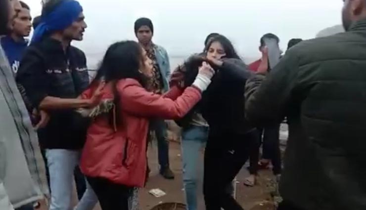 कोटा : लड़कियों को छेड़ना मनचले को पड़ा महंगा, युवतियों ने सरेआम की पिटाई, वीडियो वायरल