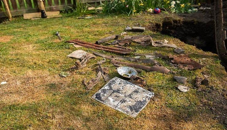 इस शख्स के लिए लॉकडाउन बना खजाने की चाबी, बगीचे की खुदाई में मिला कुछ ऐसा weird news,weird incident,weird discovery,lockdown,1950s ford car