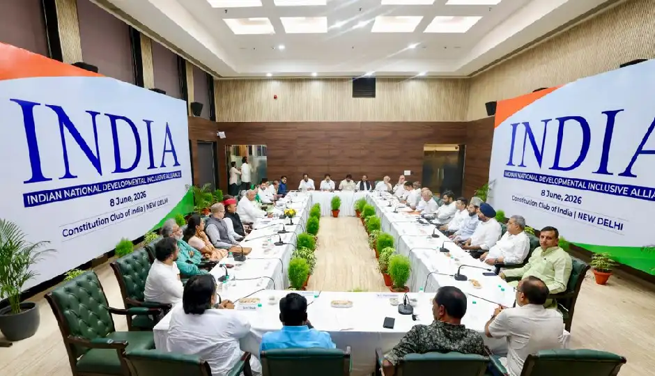 सांसदों की टूट से बदला सियासी समीकरण, NDA मजबूत, INDIA गठबंधन को बड़ा झटका