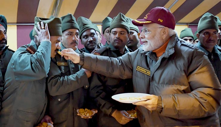 PM मोदी ने केदारनाथ के किए दर्शन, जवानों के साथ मनाई दिवाली, तस्वीरे diwali 2018,kedarnath,narendra modi