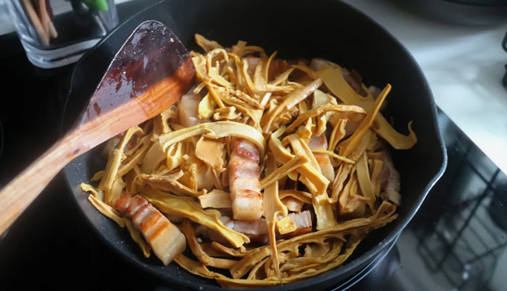 india,cultural diversity,foodies,gluttons,cuisines,regional uniqueness,popular indian dishes,himachal pradesh,madra,pahari cuisine,kerala chicken stew,irachi ishtu,punjab,makki roti,sarson saag,daab chingri,west bengal,nagaland,pork with dried bamboo strips,thalipeeth,maharashtra,litti chokha,bihar,masor tenga,assam