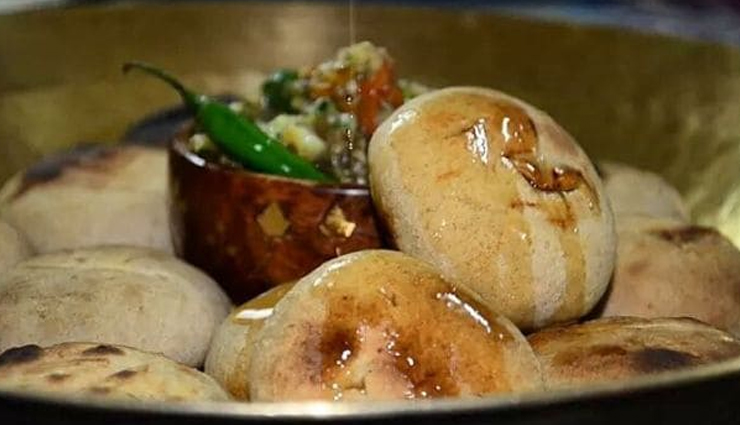 india,cultural diversity,foodies,gluttons,cuisines,regional uniqueness,popular indian dishes,himachal pradesh,madra,pahari cuisine,kerala chicken stew,irachi ishtu,punjab,makki roti,sarson saag,daab chingri,west bengal,nagaland,pork with dried bamboo strips,thalipeeth,maharashtra,litti chokha,bihar,masor tenga,assam