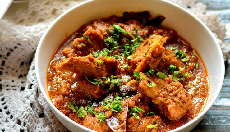 india,cultural diversity,foodies,gluttons,cuisines,regional uniqueness,popular indian dishes,himachal pradesh,madra,pahari cuisine,kerala chicken stew,irachi ishtu,punjab,makki roti,sarson saag,daab chingri,west bengal,nagaland,pork with dried bamboo strips,thalipeeth,maharashtra,litti chokha,bihar,masor tenga,assam