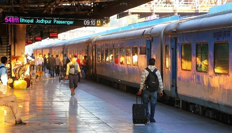 चलती ट्रेनों में मालिश : सुविधा शुरू होने से पहले ही बंद, महिलाओं की सुरक्षा को लेकर उठे थे सवाल