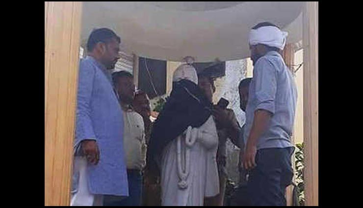 यूपी : पूर्व पीएम इंदिरा गांधी की प्रतिमा को पहनाया बुर्का, कांग्रेस कार्यकर्ताओं ने किया हंगामा