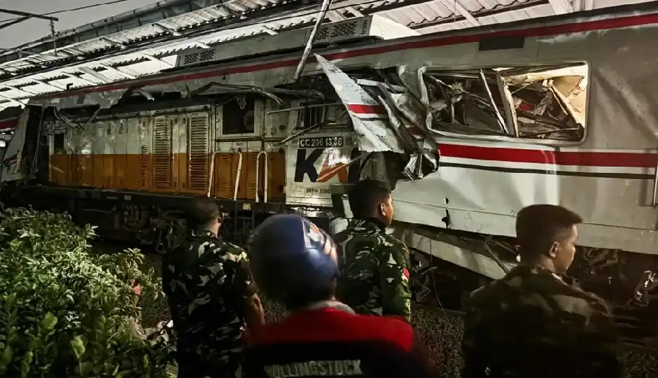 इंडोनेशिया में बड़ा रेल हादसा: स्टेशन पर दो ट्रेनों की भीषण टक्कर, 4 की मौत; महिला कोच में फंसे यात्री