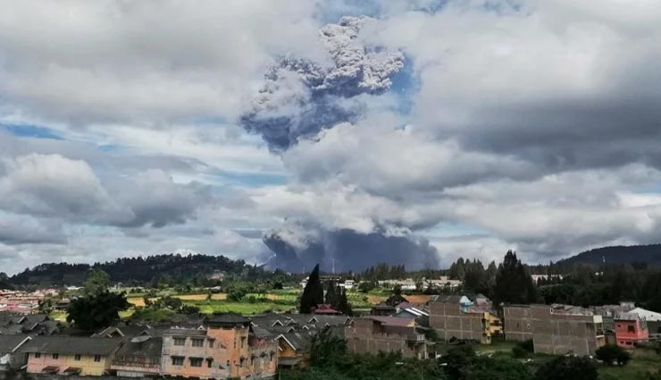 इंडोनेशिया : 5000 मीटर की ऊंचाई तक उठा ज्वालामुखी की राख का गुबार