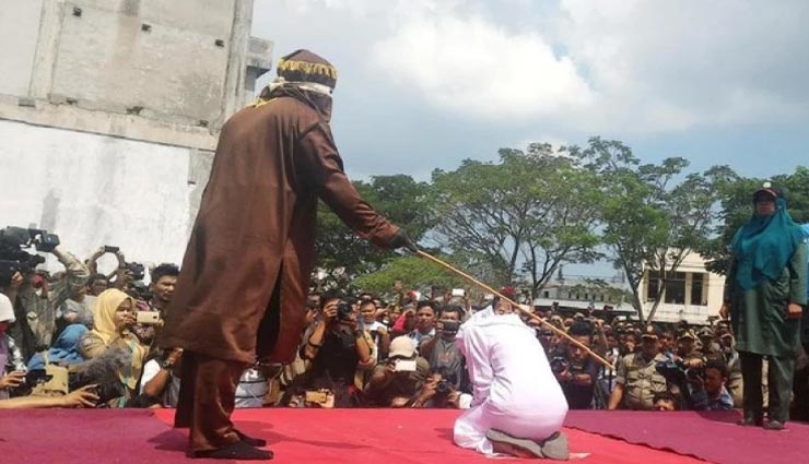 इंडोनेशिया : बिना शादी के बनाए शारीरिक संबंध तो मिली 20-20 कोड़ों की सजा