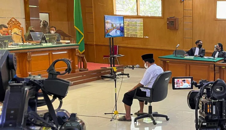 इंडोनेशिया: टीचर ने 13 छात्राओं के साथ किया रेप, 8 हुई प्रेग्‍नेंट, सजा-ए-मौत 