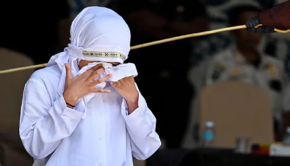 इंडोनेशिया में अविवाहित प्रेमी जोड़े को सार्वजनिक सजा, मारे गए 140 कोड़े, जानें पूरा मामला