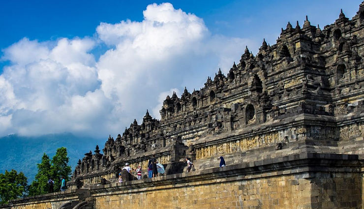 indonesia,tourist attraction in indonesia,places to visit in indonesia,kelimutu lake,nusa tenggara timur,mount bromo,east java,torajaland,south sulawesi,komodo island,borobudur,lake toba