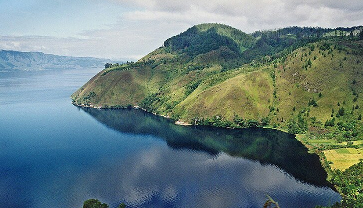 indonesia,tourist attraction in indonesia,places to visit in indonesia,kelimutu lake,nusa tenggara timur,mount bromo,east java,torajaland,south sulawesi,komodo island,borobudur,lake toba