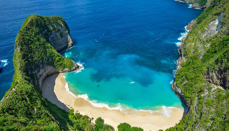 7 Amazing Beaches To Visit in Indonesia