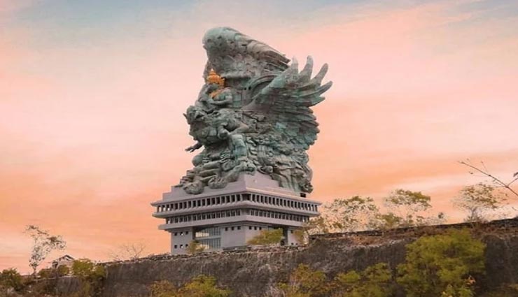 weird news,weird information,weird statue,worlds tallest statue of lord vishnu,lord vishnu statue in indonesia ,अनोखी खबर, अनोखी जानकारी, गवान विष्णु की सबसे ऊंची मूर्ति, इंडोनेशिया