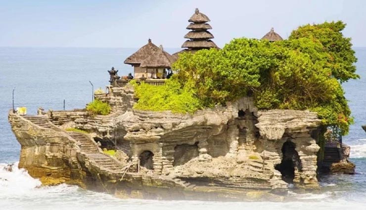 weird news,weird temple,temple in indonesia,tanah lot temple,snakes guard the temple