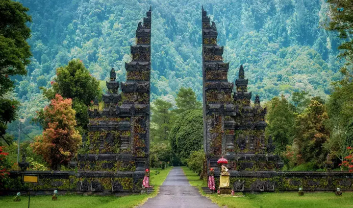 indonesia is a place full of natural beauty know the famous tourist places here,holiday,travel,tourism