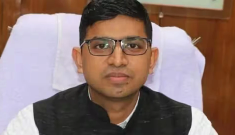 इंदौर में दूषित पानी से मौतों पर बड़ा एक्शन, नगर निगम कमिश्नर बदले गए; क्षितिज सिंघल को सौंपी गई जिम्मेदारी