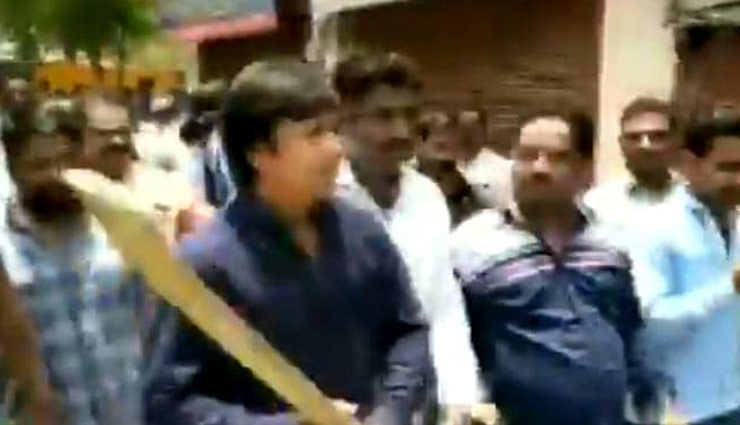इंदौर : सत्ता के नशे में चूर BJP विधायक की गुंडागर्दी, अधिकारियों को बैट से पीटा, वीडियो वायरल