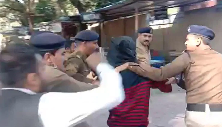  5 साल की मासूम बच्ची के साथ रेप और हत्या के आरोपी को वकीलों ने पीटा, देखे वीडियो