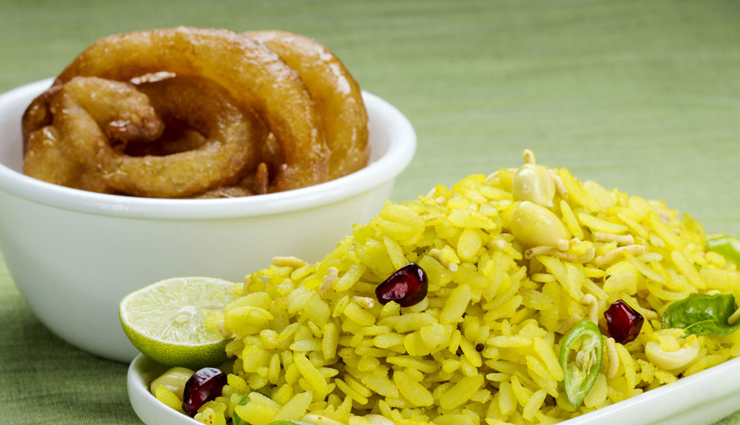 vegetarian street food of indore,indore,khopra patties,khatta samosa,moong bhajiyas,poha-jalebi,sabudana khichdi,garadu chaat,shahi shikanji