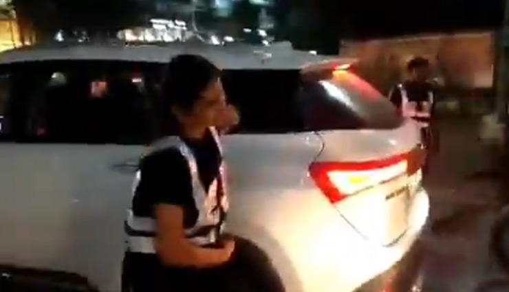 इंदौर: सड़क पर अपने अनोखे तरीके से लोगों को ट्रैफिक रूल समझा रही यह लड़की, देखें वीडियो