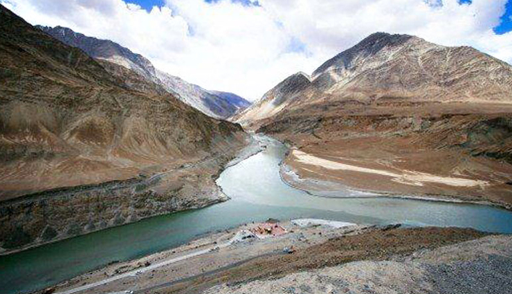 river rafting,adventure sports,water sports,thrill,adrenaline rush,outdoor activities,white water rafting,rapids,vacation,travel,nature,landscapes,adventure tourism,team building,extreme sports,family activities,safety measures,experienced guides,camping,backpacking,best places,water currents,rapids classification,equipment,rafting season,budget-friendly,group tours,scenic beauty,photography,summer activities