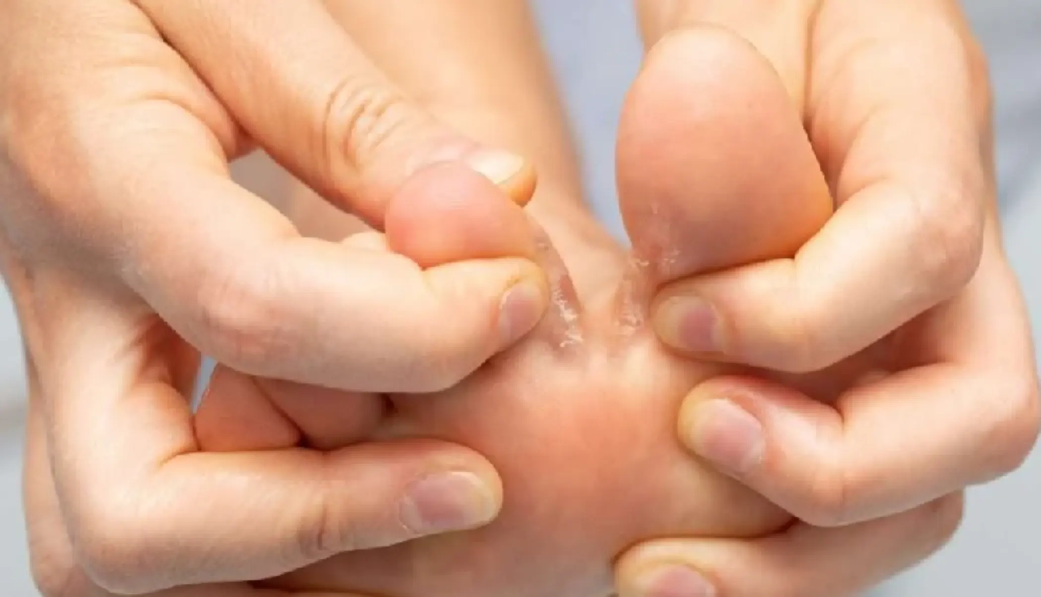 essential oils for feet,applying essential oils to feet,aromatherapy foot massage,reflexology benefits,foot massage with essential oils,relaxation techniques feet,essential oils for better sleep,foot reflex points,holistic wellness feet,essential oil therapy,massage for stress relief,essential oils absorption feet,foot care remedies,natural healing feet,reflexology essential oils