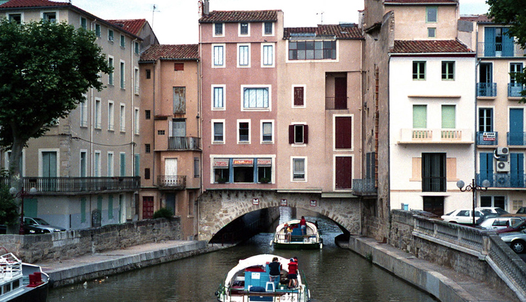 inhabited bridges,inhabited bridges in the world,ponte vecchio,italy,kramerbrucke,germany,pont de rohan,france,covered bridge,bulgaria,pont des marchands,france