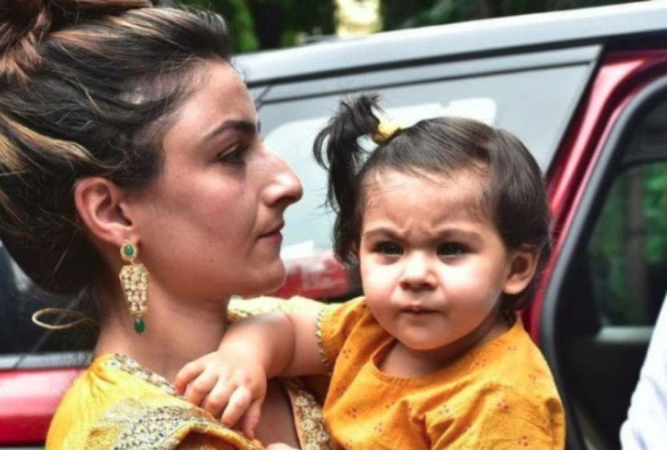 येलो कलर की ड्रेस में बड़ी Cute नज़र आई तैमूर की बहन इनाया, गणपति का आशीर्वाद लेने अर्पिता के घर पहुंची bollywood,ganesh chaturthi 2018,soha ali khan,kunal khemu,innaya,arpita khan,Salman Khan