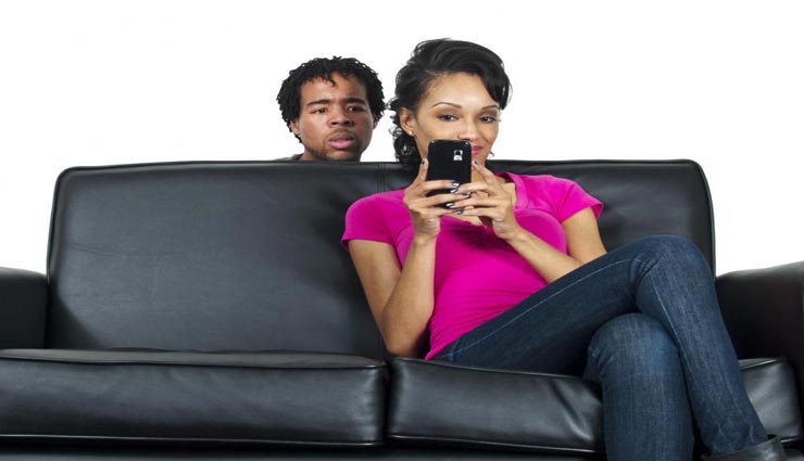 आपके पार्टनर की इंसिक्योरिटी दर्शाती है ये 3 बातें, जानें और दूर करें उनकी ग़लतफ़हमी