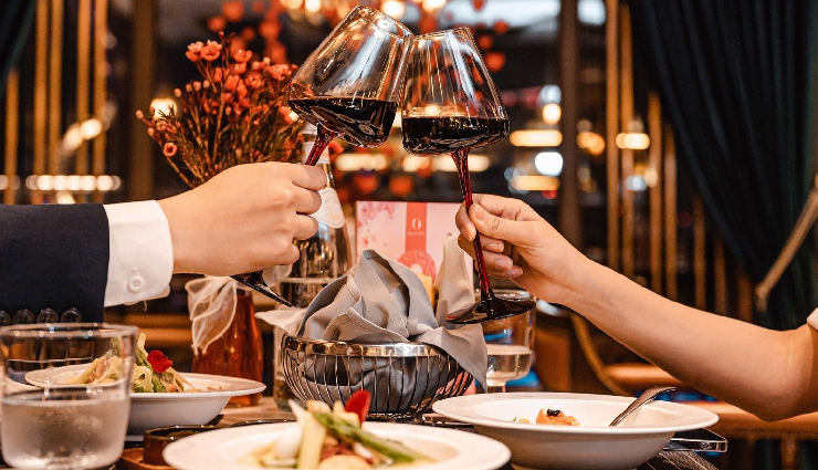 classic romantic gestures,old-school love expressions,timeless romantic acts,forgotten romantic traditions,vintage love gestures,romantic gestures from the past,chivalrous acts of love,traditional romantic gestures,nostalgic romantic practices,vintage love gestures revived