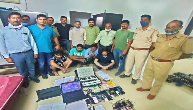 उदयपुर : फ्लैट में दबिश देकर पुलिस ने किया 5 सटोरियों को गिरफ्तार, मिले 40 मोबाइल फोन, 8 करोड़ का हिसाब 