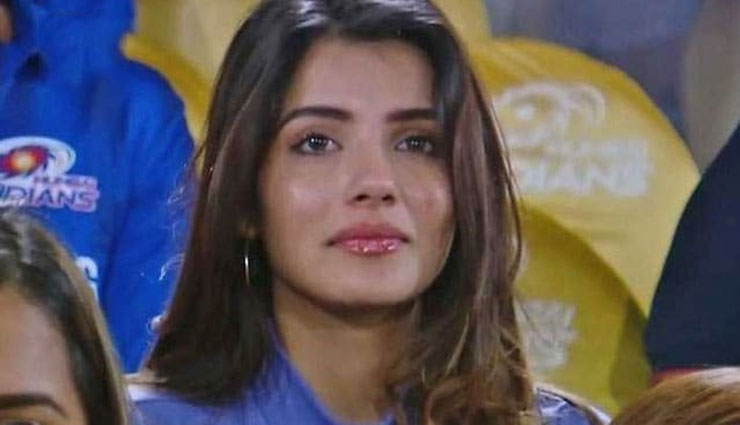 IPL 2019 : कैमरे में कैद हुई 'मिस्ट्री गर्ल', फैन्स बोले- नेशनल क्रश