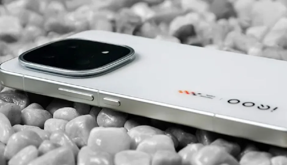 iQOO 15R आज भारत में लॉन्च, जानें फोन के फीचर्स और संभावित कीमत