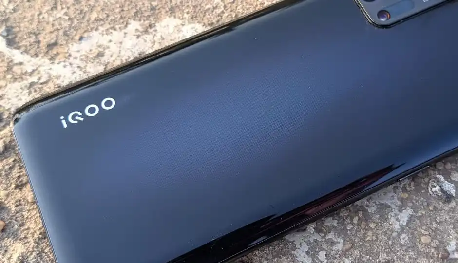 iQOO का धमाकेदार स्मार्टफोन लॉन्च: 200MP कैमरा और 8000mAh बैटरी वाला फ्लैगशिप, गेमिंग यूजर्स के लिए खास पेशकश