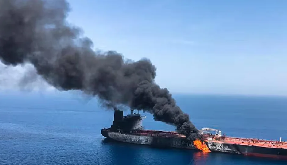 अमेरिका ने डुबोया ईरानी वॉरशिप, जवाब में टैंकर पर बरसी मिसाइलें; फारस की खाड़ी में बढ़ा तनाव