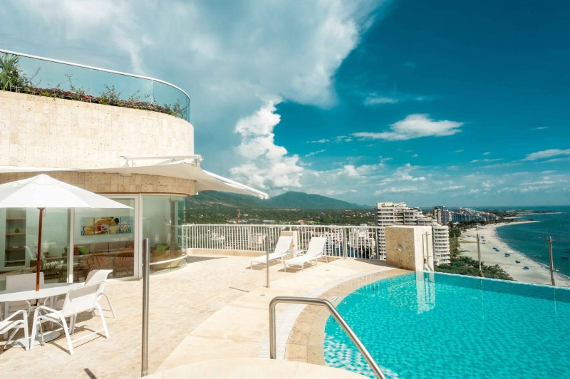 breathtaking infinity pools,infinity pools around the world,infinity pools,irotama infinity pool,huvafen fushi resort,caesar augustus hotel,anantara golden triangle,mes amis resort