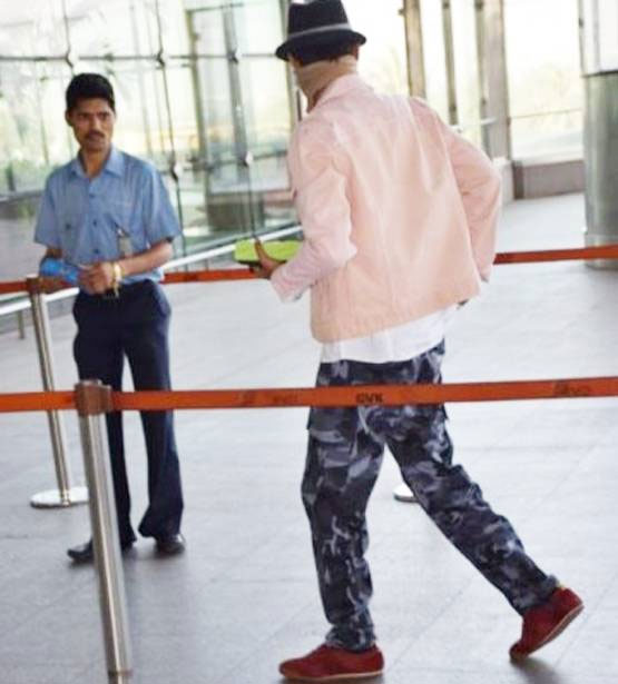 irrfan khan,irrfan khan latest,irrfan khan news,irrfan khan back to mumbai,cancer treatment