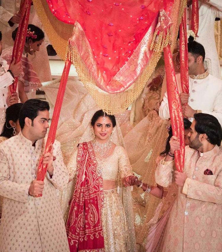 isha ambani-anand piramal wedding,isha ambani,marriage photos,anand piramal,mukesh ambani,sachin tendulkar,harbhajan singh,ranveer singh,deepika padukone,priyanka chopra,nick jonas