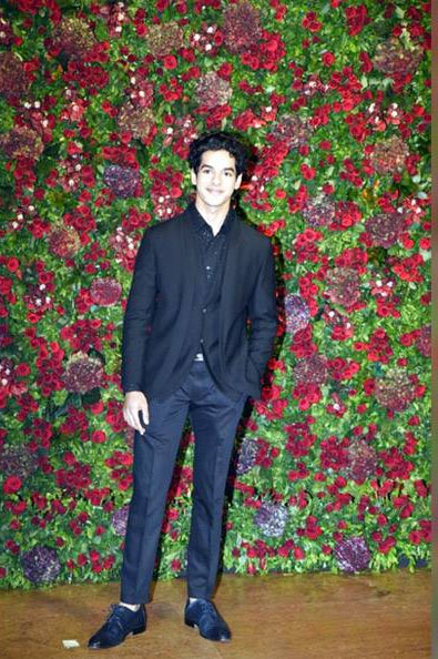 ब्लैक सूट में रणवीर और रेड गाउन में दीपिका, कमाल की लग रही थी इनकी जोड़ी, देखे तस्वीरें bollywood,deepika padukone,ranveer singh,deepika ranveer reception,deepika padukone reception party pics