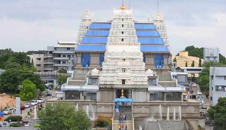 bangalore,bengaluru,karnataka,india travel,modern city,ancient temples,tech parks,chauffeur-driven cab,private transport,city tour,travel guide,indian culture,city life,urban exploration